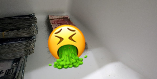 一名男网友把数迭钞票存放在冰箱里面，3个月后打开却吓坏了。（图／翻摄自爆废公社公开版）
