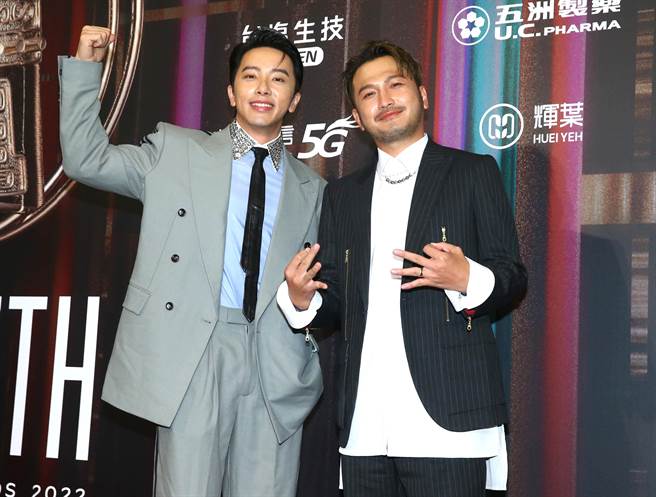 坤達（左）、KID與吳宗憲主持的《綜藝玩很大》奪下「人氣綜藝節目獎」。（粘耿豪攝）