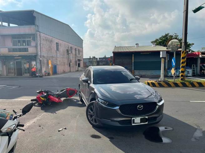 U23棒球国手曾颂恩今年8月底在新北市三芝区开车，沿淡金路二段向石门方向行驶时，结果疑似在左转利民街口未礼让直行机车，撞上对向18岁杨姓男子所骑乘的机车。(黄敬文翻摄)