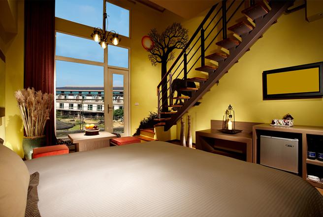 六福線上旅展推出關西六福莊「友善大地住房專案」，可讓8人一同出遊，入住4人房的2間肯亞綠地房型1晚，下殺51折。（六福旅遊集團提供）