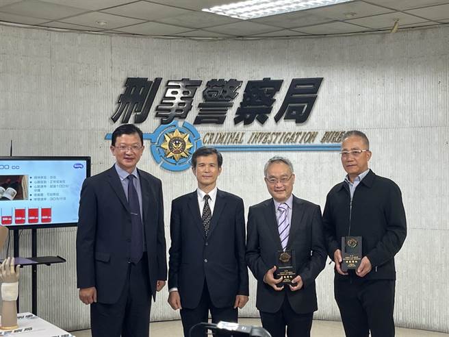 明基材料公司董事长陈建志（右二）、致胜国际公司董事长刘晟耀（右一），捐赠止血纱布给刑事局。（翻摄照片／林郁平）