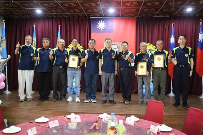 午间的庆祝大会暨餐会于金湖红龙餐厅举行，颁发荣民楷模等5类奖项(图／金门荣服处提供)