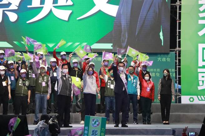 蔡英文总统今晚至八德区替民进党桃园市长候选人郑运鹏站台，高喊「票投3号运鹏，让桃园进步不回头」。（陈梦茹摄）