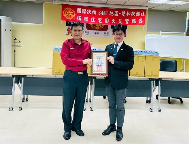 新北消防局第七大队大队长钟世铭颁发感谢状。（消防局第七大队提供／李奇叡新北传真）