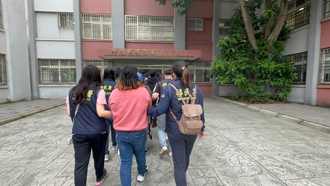 移民署将查获的违法外来人口带返新北市专勤队清询。（新北市专勤队提供／李奇叡新北传真）