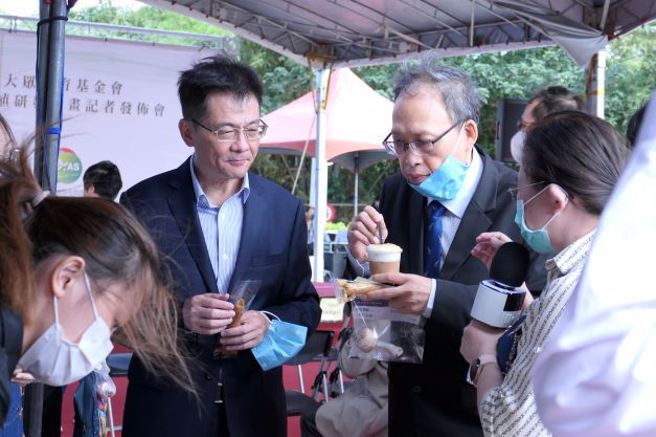 乐活生技公司总经理叶显光(图左)及铨叙部政务次长朱楠贤(图右)，品嚐风味独特的香槟茸红茶炙烧奶盖。(醒吾科大提供)