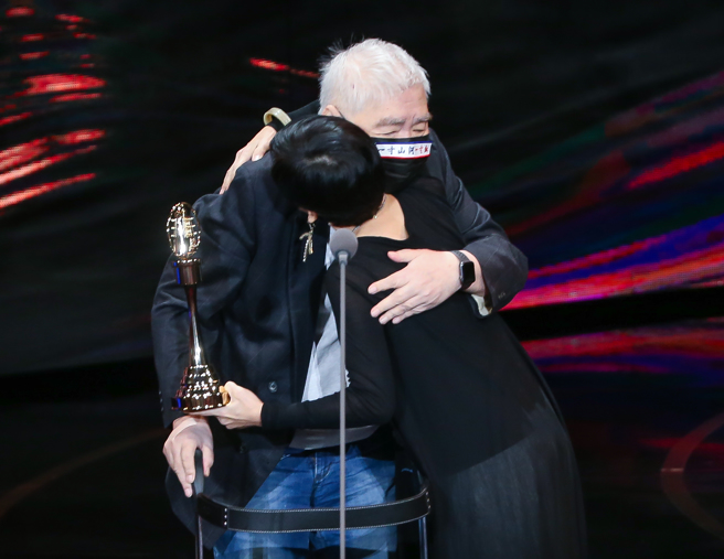 「特别贡献奖」得奖者陈君天今日推着轮椅上台授奖。（图／摄影 杜宜谙）