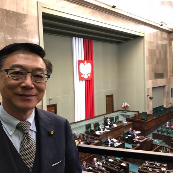 国民党智库召集人陈宜民称，据疾管署（CDC）资料，接种高端疫苗疑似死亡率是打BNT疫苗2.88倍，今遭中央防疫指挥官王必胜反击错误推论。陈回应，评论有根据，也参考其他公开文章与计算公式，吁CDC公布更详尽数据接受检验。（截自陈宜民脸书）