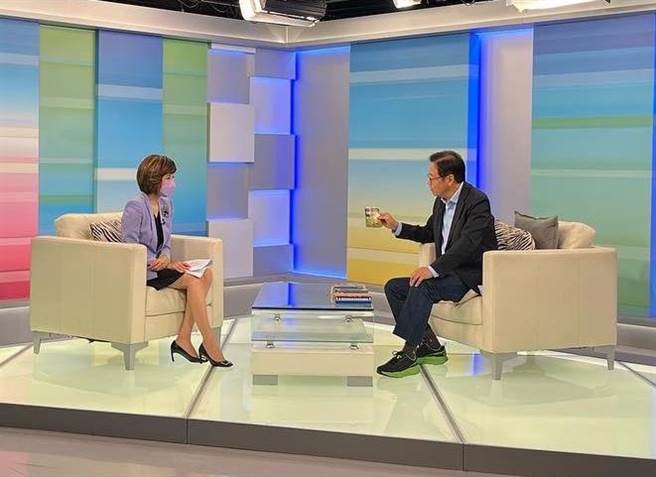 国民党桃园市长候选人张善政（右）今天晚上接受媒体专访，提及与前高雄市长韩国瑜，他说情谊永远都在。（本报资料照片）