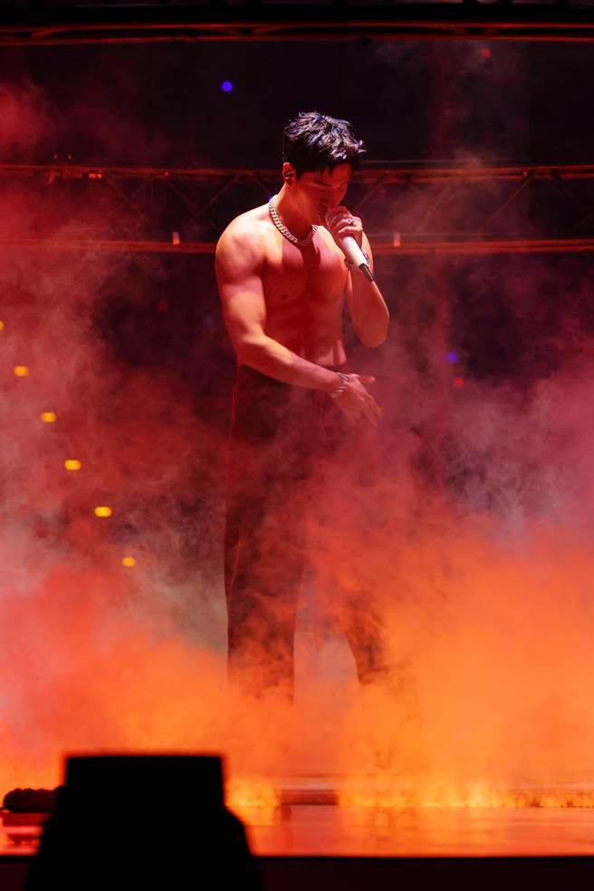 周兴哲21日小巨蛋开唱，大秀结实肌肉，引起粉丝尖叫。（星空飞腾提供）