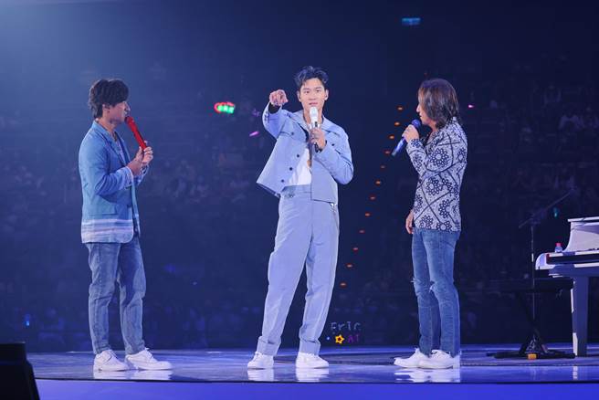 周兴哲（中）邀来「动力火车」担任嘉宾对唱，互动逗趣。（星空飞腾提供）