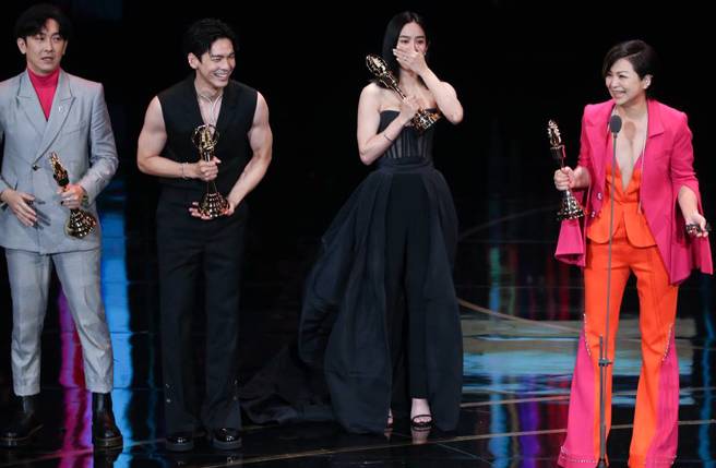 《阮三个3》杨贵媚、温贞菱、林柏宏、施名帅夺益智及实境节目主持人奖。(图／ 杜宜谙摄)