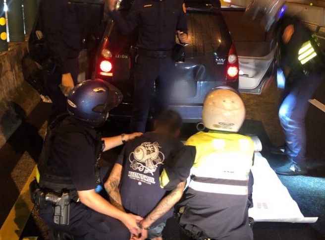 郑姓驾驶打算弃车逃逸，被在场警力压制。（中和警分局提供／李奇叡新北传真）