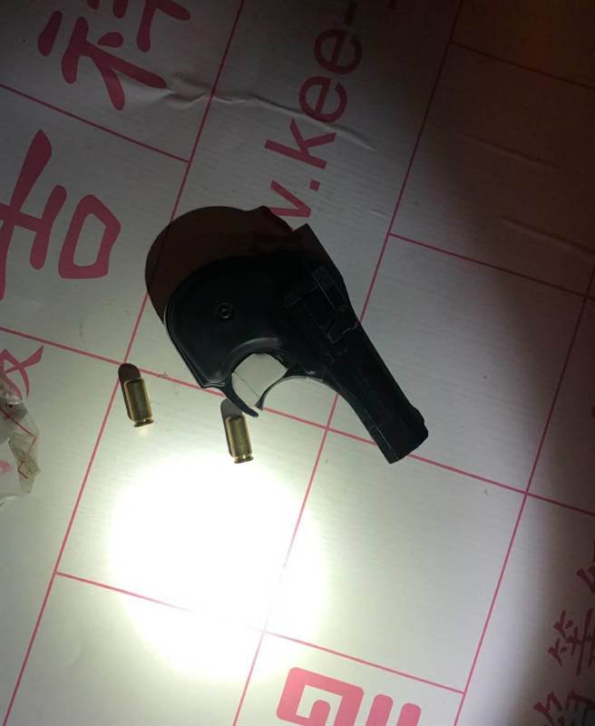 郑姓驾驶车上搜出掌心雷一把、两枚弹壳。（中和警分局提供／李奇叡新北传真）