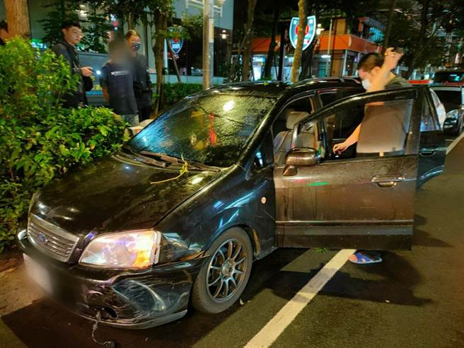 郑嫌驾驶的车辆停在中和警分局景安所前，警方通知拖吊车移置。（中和警分局提供／李奇叡新北传真）