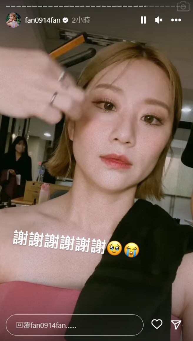 焦凡凡辛苦忙完金钟后，对身边的工作人员表示感谢。(图/焦凡凡 IG)