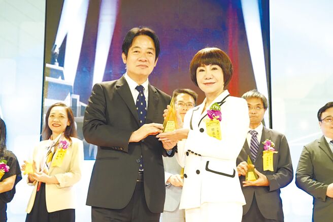 联米企业再次获得2022年国家品牌玉山奖「杰出企业奖」，更荣获杰出企业全国首奖，由董事长庄丽珠（右）代表领奖，副总统赖清德（左）颁发。图／林宜蓁