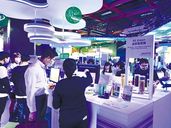 中小企业创新研究奖企业及SBIR优良厂商，于「2022台湾创新技术博览会」展出，洽商情况热络。图╱全国中小企业总会提供