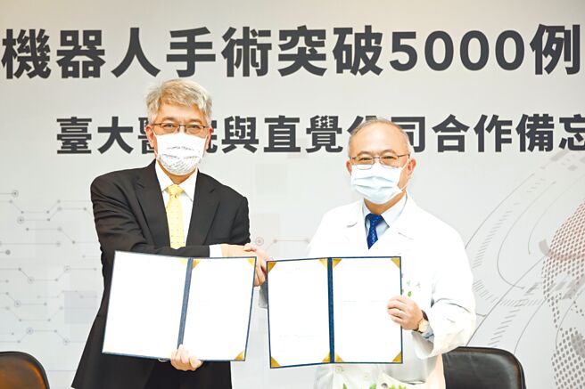 台大医院院长吴明贤（右）、直觉台湾分公司副总裁暨总经理杨继盛（左）。图／台大医院提供