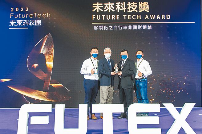 虎科大校长张信良（右二）代表接受国科会主委吴政忠（左二）颁奖。图／虎科大提供