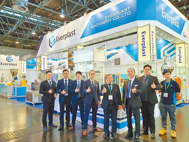 颉懋高阶经营团队亲往德国K SHOW争取大单。图／业者提供