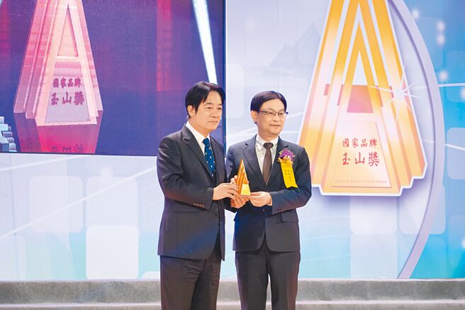 华南永昌证券获「最佳产品类首奖」、「杰出企业」及「最佳产品」奖三大奖肯定，董座黄进明（右）接受副总统赖清德颁奖。　	图／华南永昌证券提供