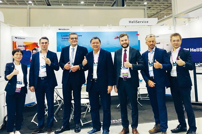 德经处首席代表暨处长林百科（左三）组「德国馆」匯集再生能源产业领域企业专家，将力助台湾能源转型。图／业者提供