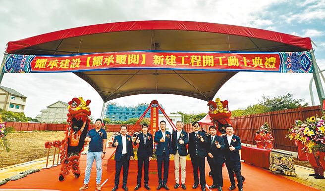 耀承建设董事长庄耀贤（中）强调，「大园客运特区」融入河流、埤塘、绿地等当地特色景观，符合未来趋势的绿色城市。图╱江富满