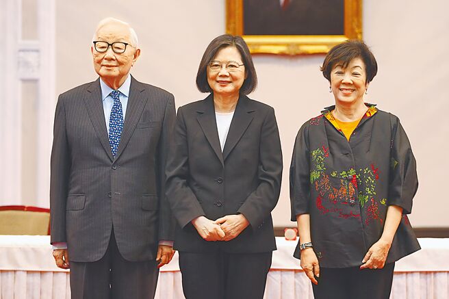 总统府20日举行「宣布2022亚太经济合作经济领袖会议代表团」记者会，台积电创办人张忠谋（左起）、蔡英文总统、张忠谋夫人张淑芬等一同出席。（杜宜谙摄）