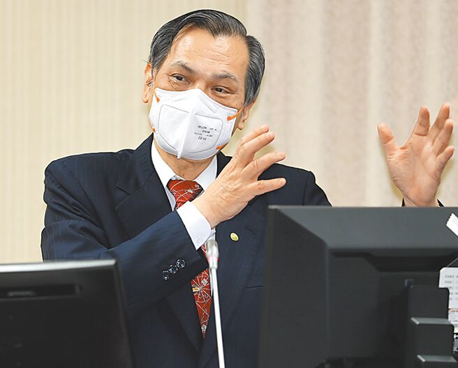 国安局长陈明通（图）20日赴立法院备询，针对中共习近平在20大的涉台谈话，引发国际关切两岸未来和战走向，他在受访时认为与其关心各界不同解读，还不如强化我们本身的国防实力，让对岸清楚体认对台动武在军事上没有成功的可能性，还将沦为中华民族的罪人。（季志翔摄）