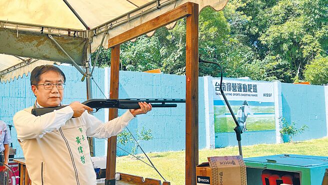 台南市长黄伟哲认为，要适度延长役期，也要顾虑民眾观感。图为黄伟哲20日上午到柳营运动靶场出席教育部嘉南区大专院校射击竞赛。（张毓翎摄）