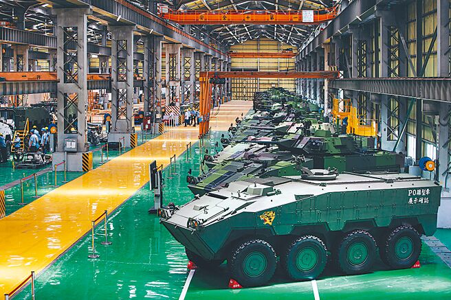 美台商会会长韩儒伯证实，美台合作生产武器已展开初步讨论，可能会以各种军需用品和飞弹科技为主。图为国军CM34战斗车生产线，展现国防自主、国车国造具体成效。（军闻社）