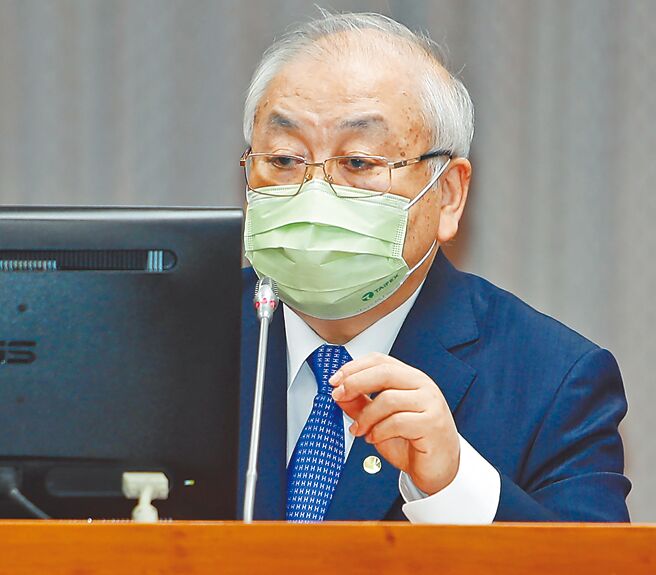 疫情指挥中心表示高端族将开放补打国际认证的疫苗，但后续将多支出7.6亿元，主计长朱泽民称目前未编列这笔预算。（季志翔摄）