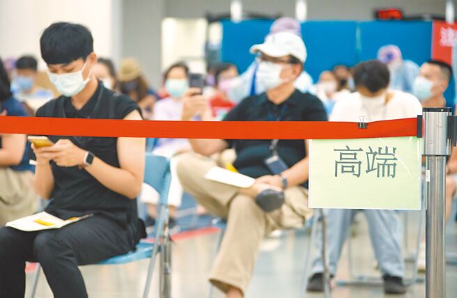 指挥官王必胜昨指出，全球包括高端、Sputnik V等34款疫苗都在等待世界卫生组织EUL的认证。图为去年8月民眾打高端疫苗。（本报资料照片）