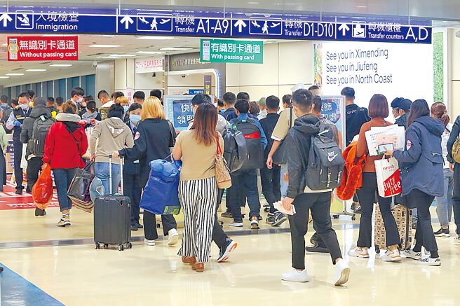 中央流行疫情指挥中心公布昨天本土新冠肺炎新增3万9763例、境外45例，较上周四同期5万3356例少了1万3593例。图为桃园机场入境旅客。（陈麒全摄）