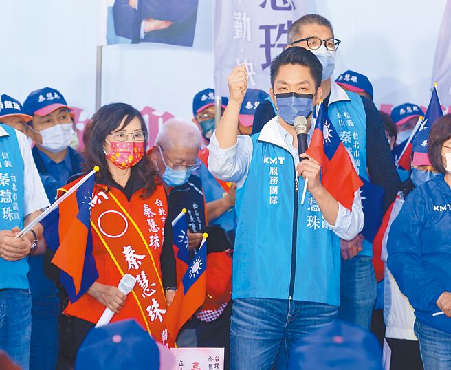 国民党台北市议员候选人秦慧珠（左）竞选总部20日成立，国民党台北市长候选人蒋万安（右）和国民党副主席连胜文都前往助阵。（张铠乙摄）