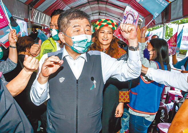 民进党台北市长候选人陈时中（中）20日下午出席山地原住民议员参选人陈慧君Mulas Ismahasan（后）竞选总部成立活动。（粘耿豪摄）