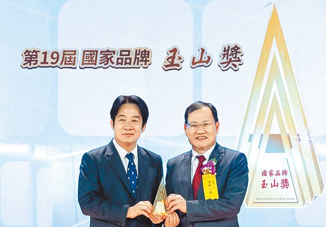 远雄人寿获玉山奖杰出企业、最佳产品及最佳人气品牌三项大奖肯定，总经理赵学欣（右）为代表接受副总统赖清德（左）颁奖。（远雄人寿提供）