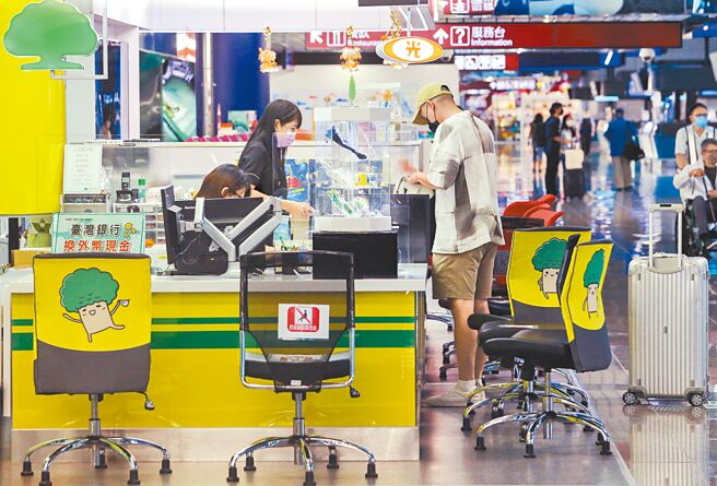 图为出境旅客在桃园机场保险公司柜台询问相关旅游保险事宜。（本报资料照片）