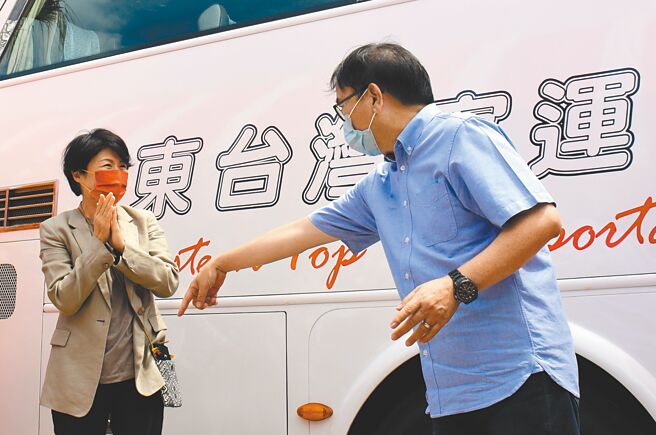 台东县长选举，国民党饶庆铃（左）、民进党刘棹豪（右）再度对决。（庄哲权摄）