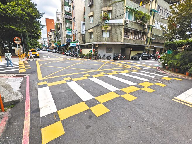因试办成果良好，台北市交通管制工程处决议在全市26处增绘「白黄相间棋盘标线」，藉由对比警示提醒车主减速慢行，届时全台北将有31处路口有新式标线。（台北市交通管制工程处提供／黄婉婷台北传真）