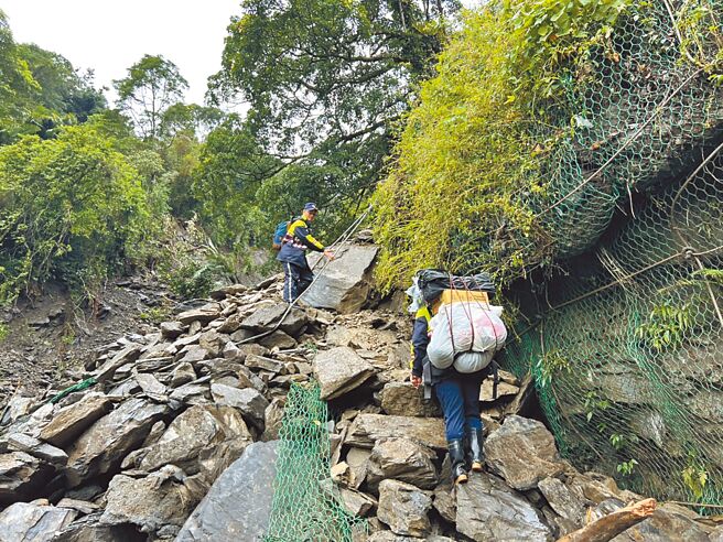 搜救小组于100线林道5K处遇上地基流失，利用绳索通过后推进至6.1K处再遇到大型崩塌，一度暂停搜救作业。（宜兰县警察局提供／吴佩蓉宜兰传真）