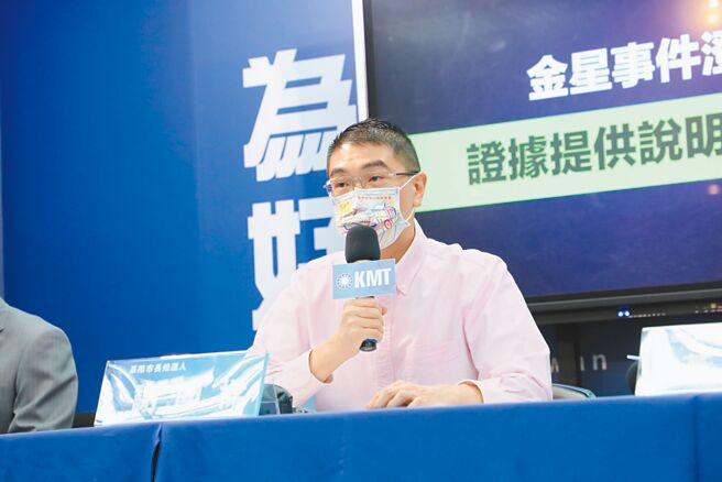 国民党基隆市长候选人谢国梁认为，把台铁和客运纳入双北定期票，对通勤族来说才是当务之急。（谢国梁竞总提供／张志康基隆传真）