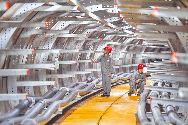 大陆财经专家指出，改革开放不会变，只要管控好新冠疫情，经济应可常态化恢復至5%左右的增速。图为大陆湖南一处电力缆线。（新华社）