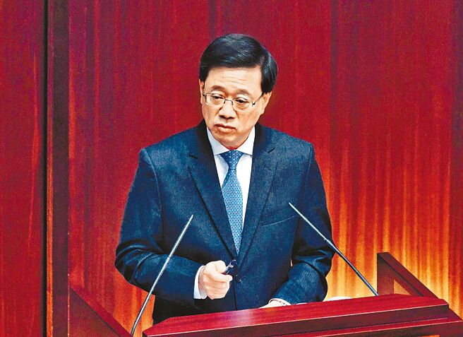 香港立法会举行行政长官2022施政报告答问会，特区行政长官李家超出席答问会回应议员提问。（中新社）