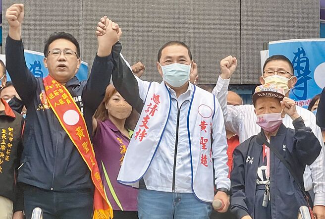 新北市长侯友宜（中）昨到新庄替黄圣超（左）站台辅选。（吕健豪摄）