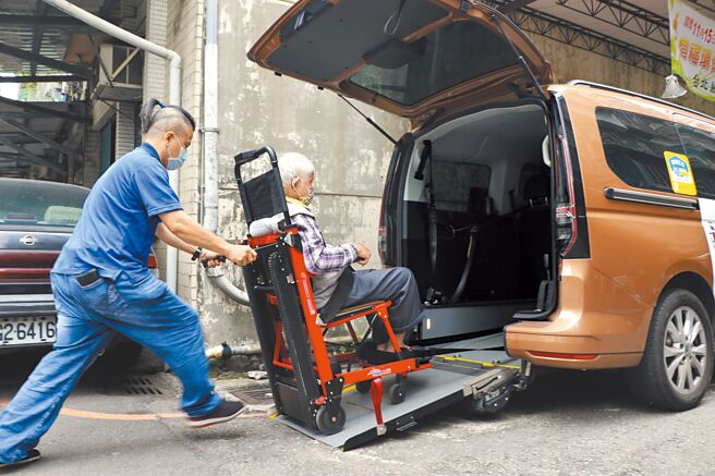 台湾乐活协会理事长吴友翔接送黄爸爸就医復健。（新北市社会局提供／陈慰慈新北传真）