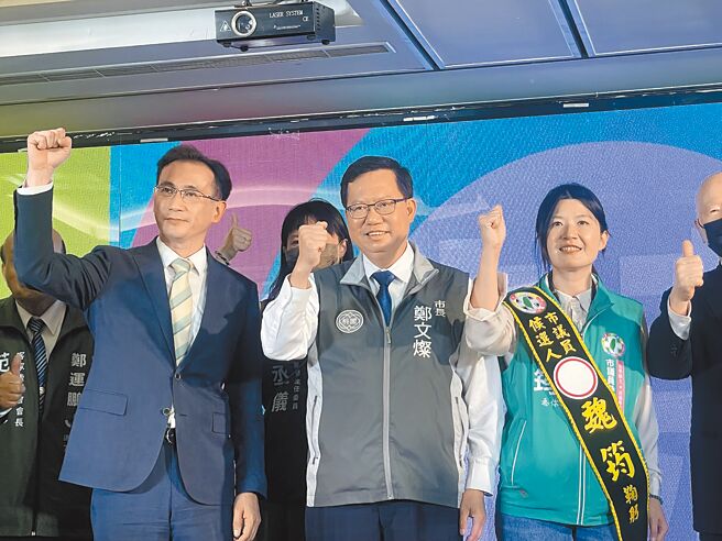 民进党桃园市长候选人郑运鹏（左一）认为张善政提的亚洲新硅谷市政擘画，是绿营成绩好让蓝营学习。（吕筱蝉摄）