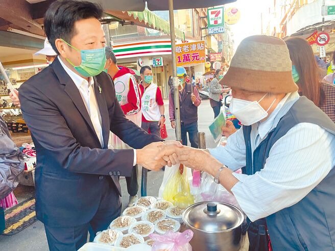 无党籍桃园市长候选人郑宝清（左）赴大溪市场扫街拜票，批蓝绿都是选前赚人民币，选举时才提抗中保台。（吕筱蝉摄）