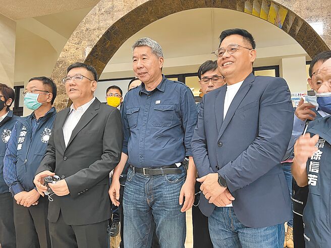 孙文学校校长张亚中（左三）说，现在是棒球赛第9局，接下来是国民党新竹市长候选人林耕仁（左四）逆转胜的关键，呼吁正蓝军团结取得最后胜利。（王惠慧摄）